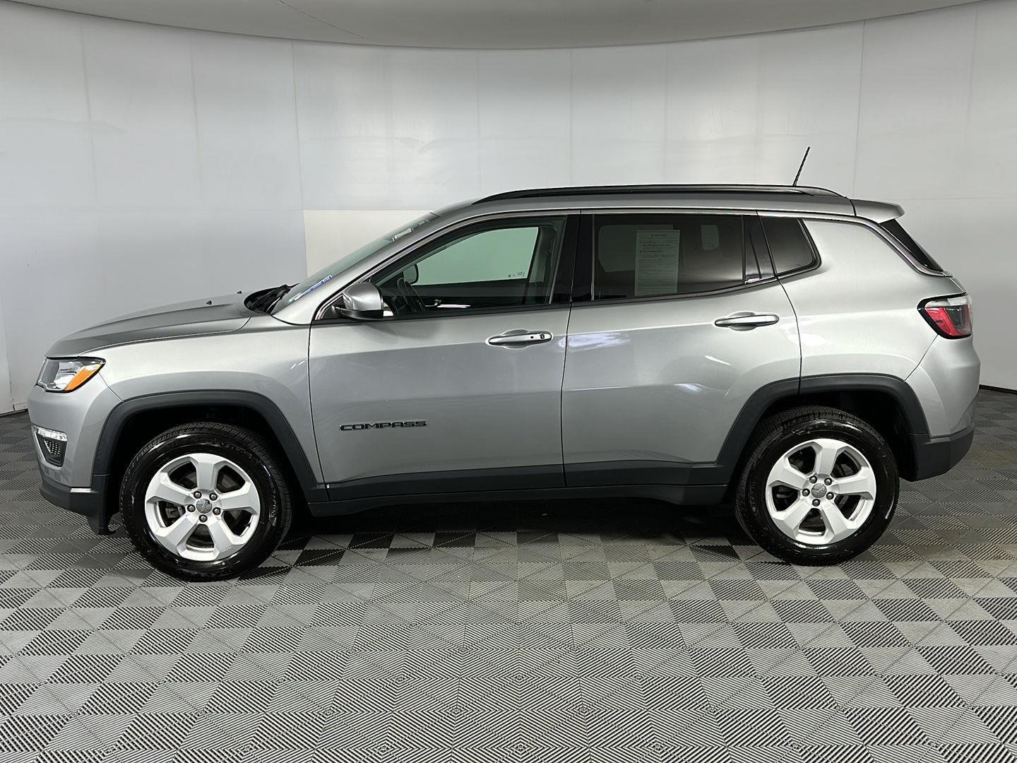 Used 2021 Billet Silver Metallic Clearcoat Jeep Latitude image 6