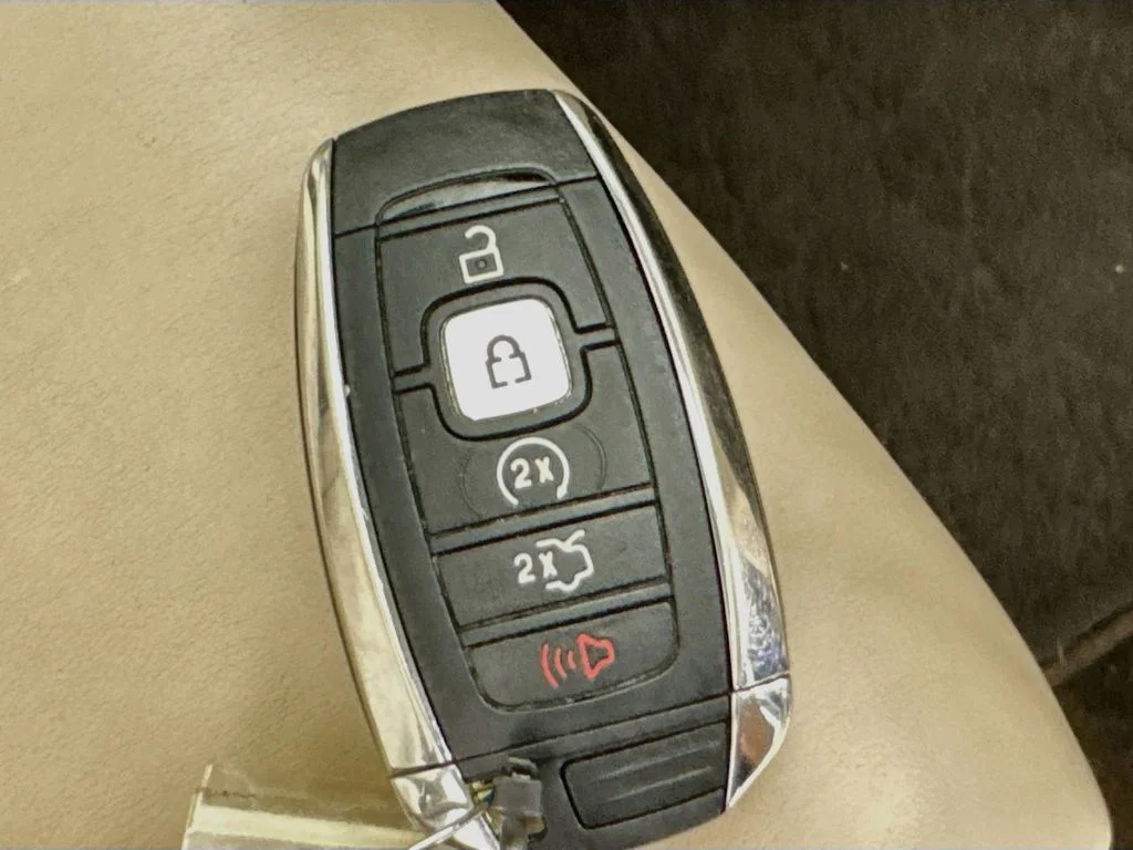 Used 2019 Pearl Metallic Lincoln Reserve image 37