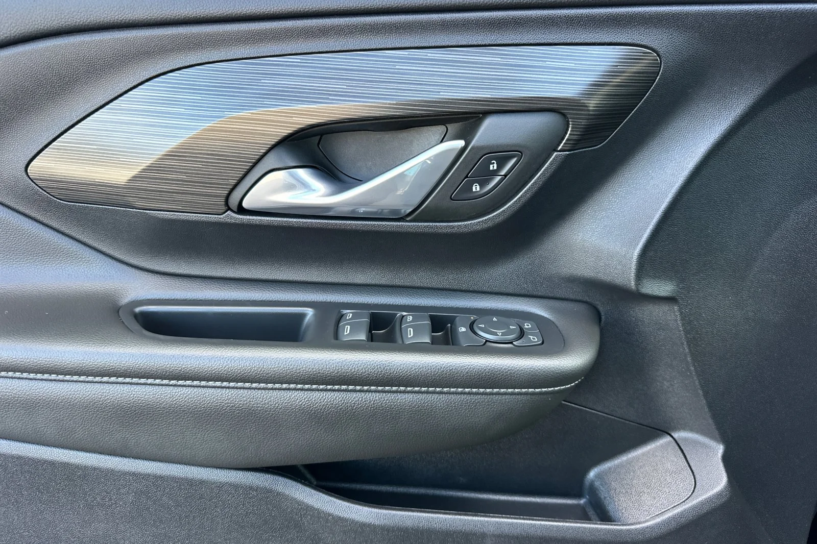 Used 2022 Black GMC SLE image 10