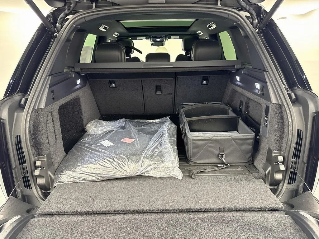 New 2027 Santorini Black Land Rover SE image 28
