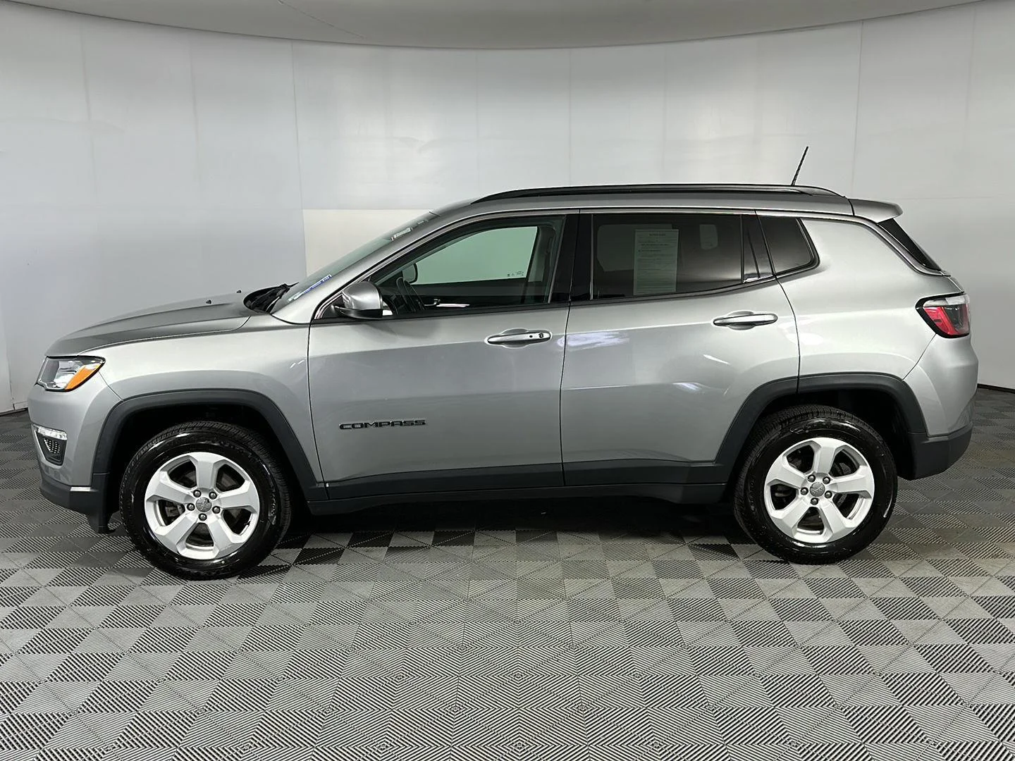 Used 2021 Billet Silver Metallic Clearcoat Jeep Latitude image 6