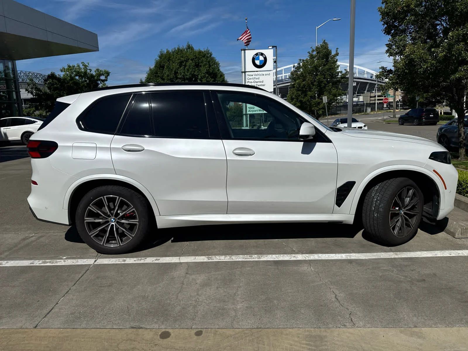 Used 2024 Mineral White Metallic BMW xDrive40i image 1