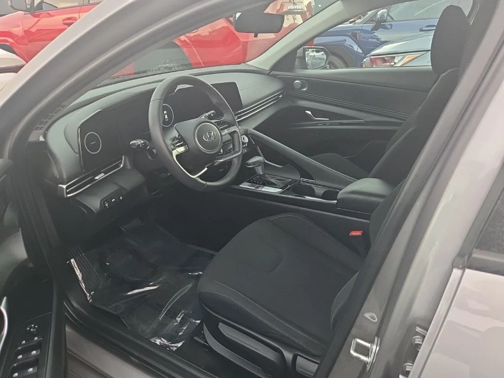 Used 2023 Silver Hyundai SEL image 3