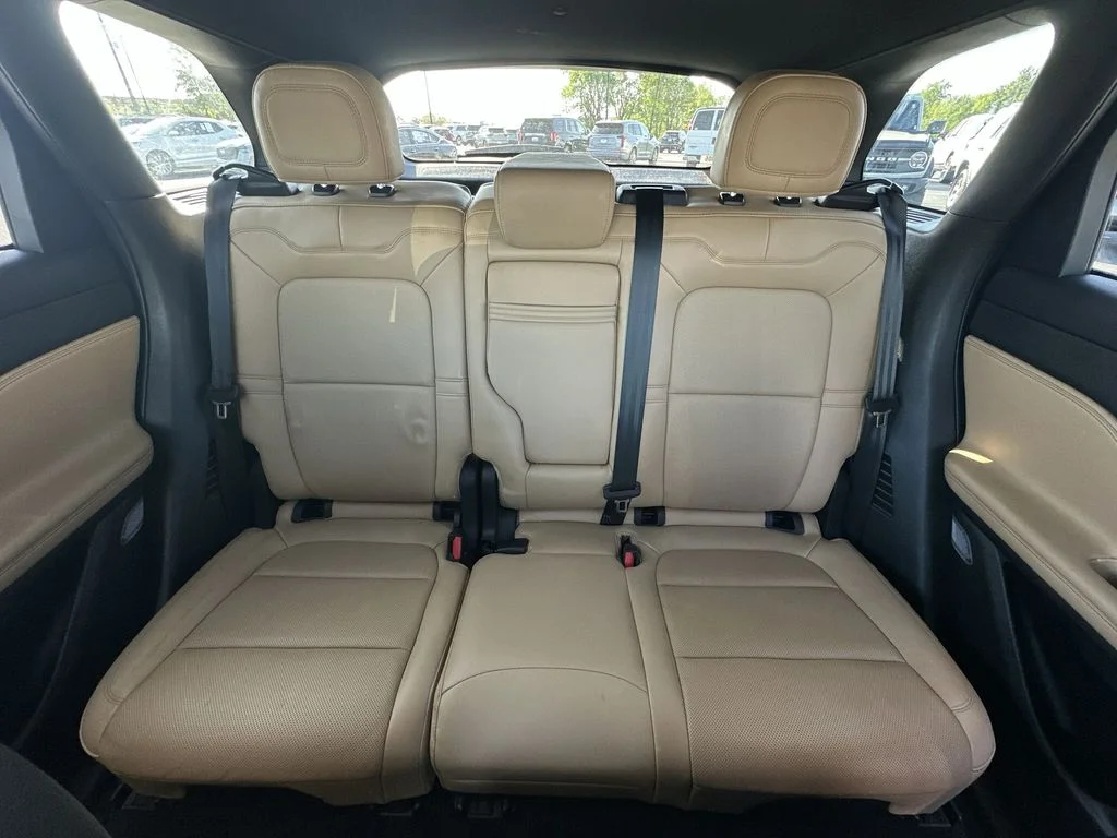 Used 2023 White Lincoln Reserve image 23