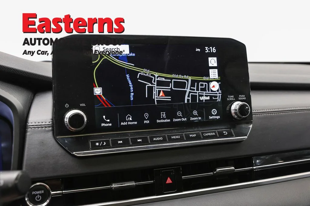 Used 2023 Silver Mitsubishi SE image 18