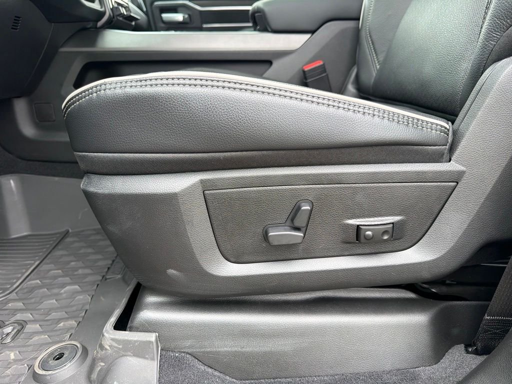 New 2026 Bright White Clear-Coat Exterior Paint RAM Laramie image 14