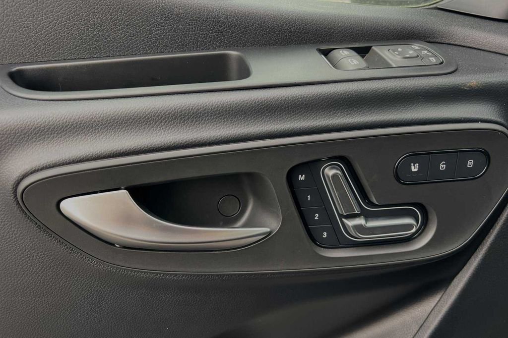 Used 2024  Mercedes-Benz Cargo 170 WB image 10