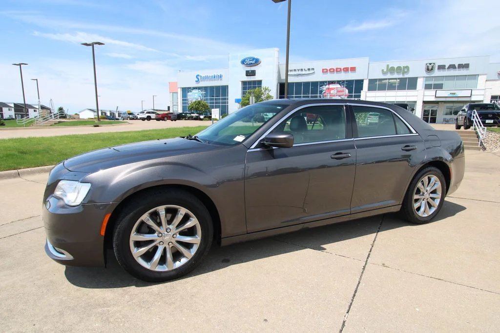 Used 2017 Gray Chrysler Limited image 18