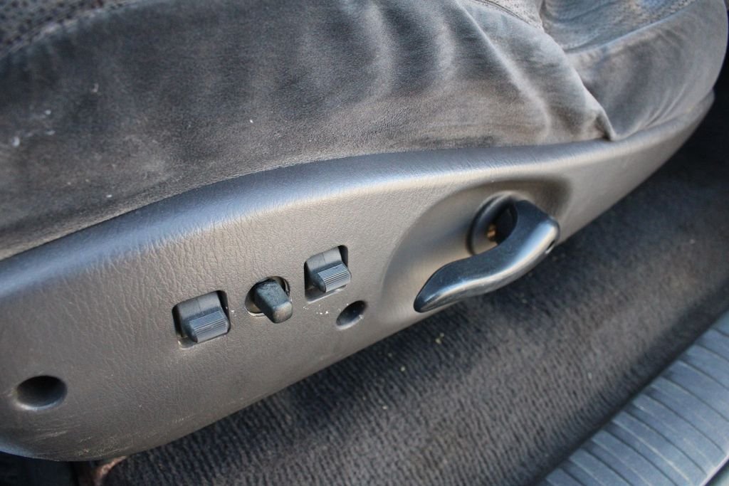 Used 2000 White Dodge Sport image 3