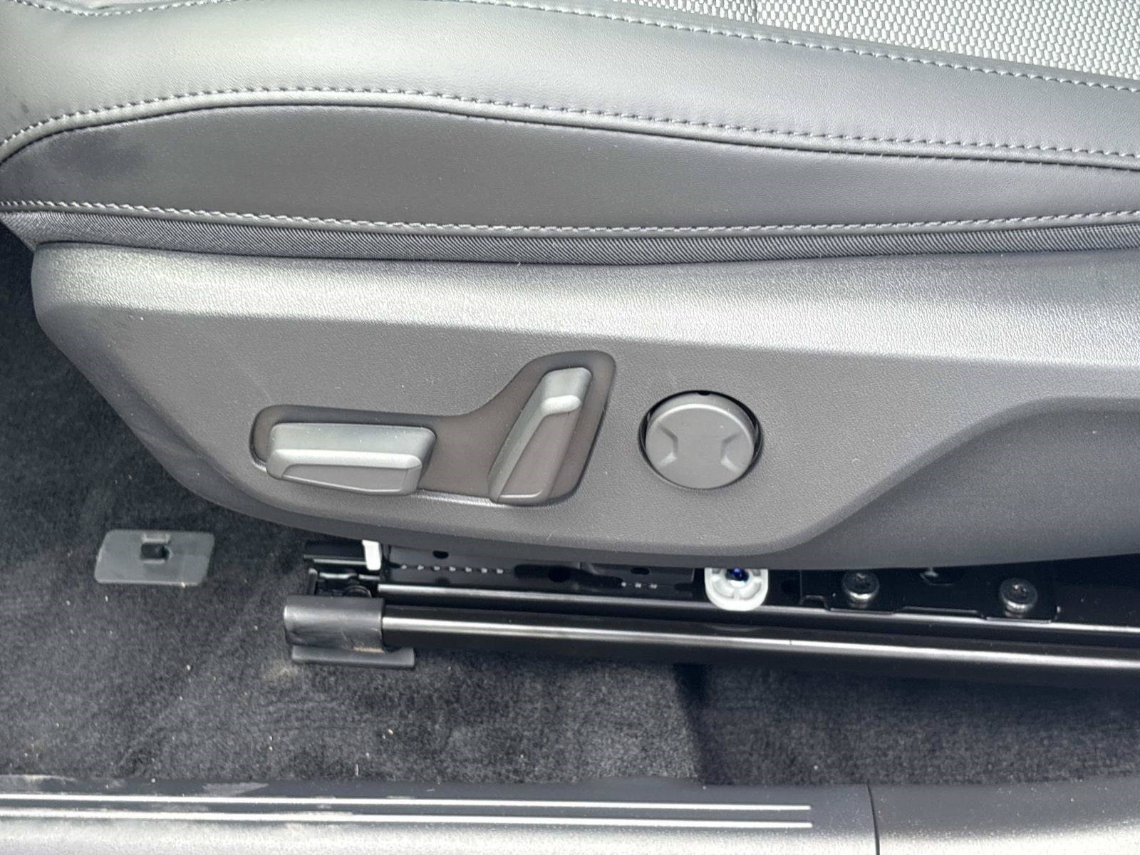 New 2026 Snow White Pearl Kia WIND image 23