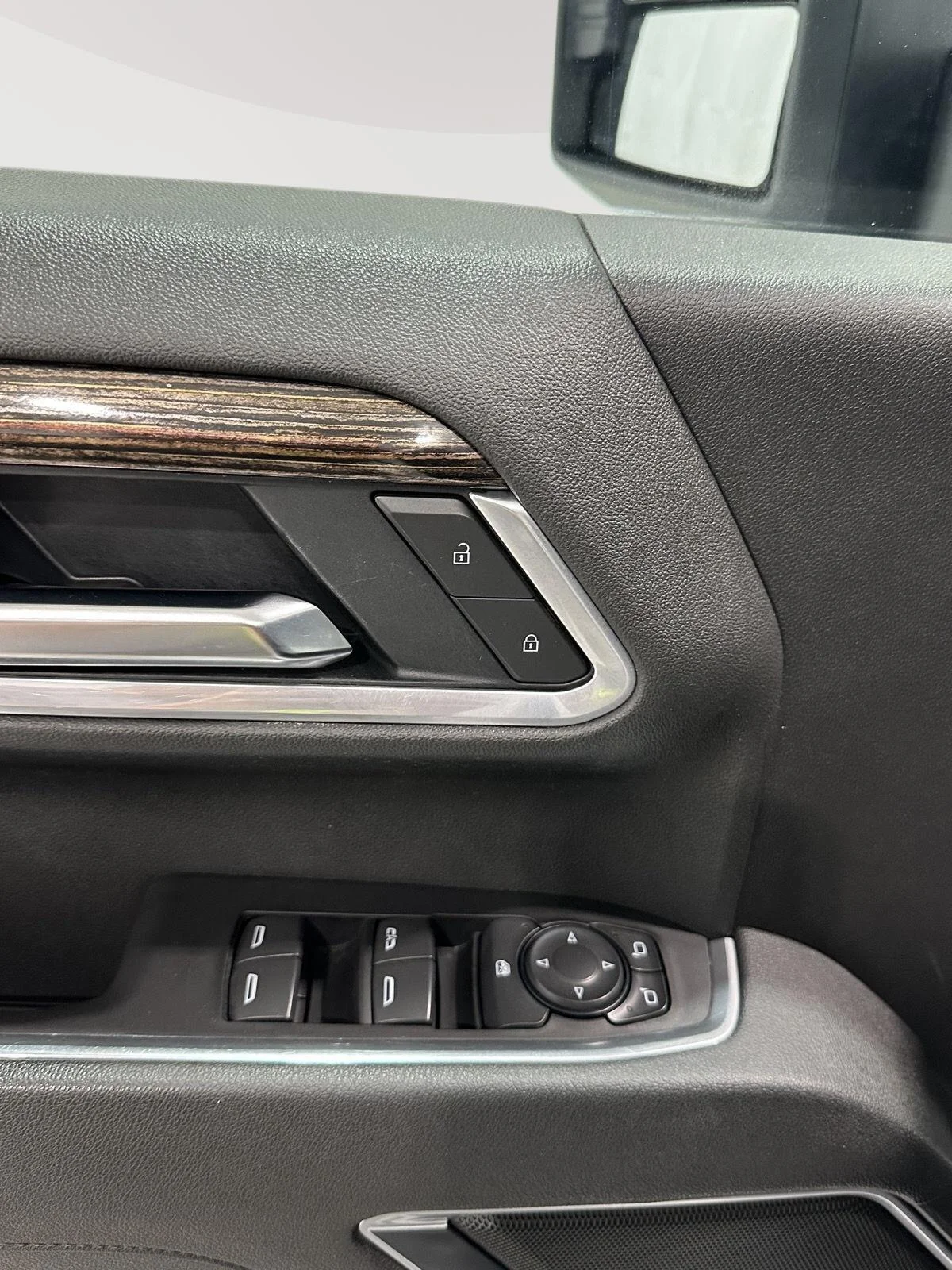 Used 2025 Summit White GMC SLE image 18