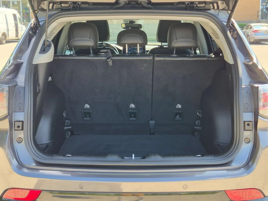 Used 2022 Gray Jeep Limited image 6