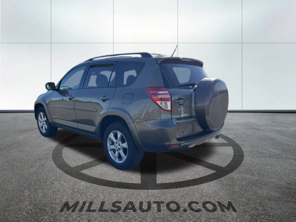 Used 2010  Toyota Limited image 3