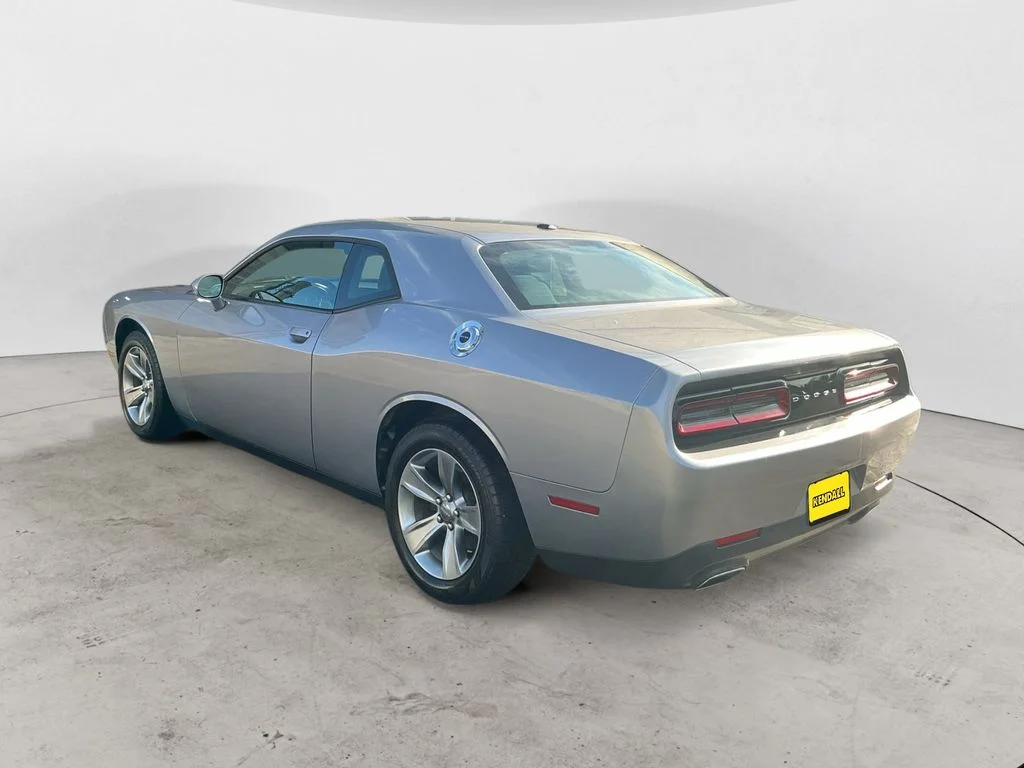 Used 2016 Silver Dodge SXT image 7