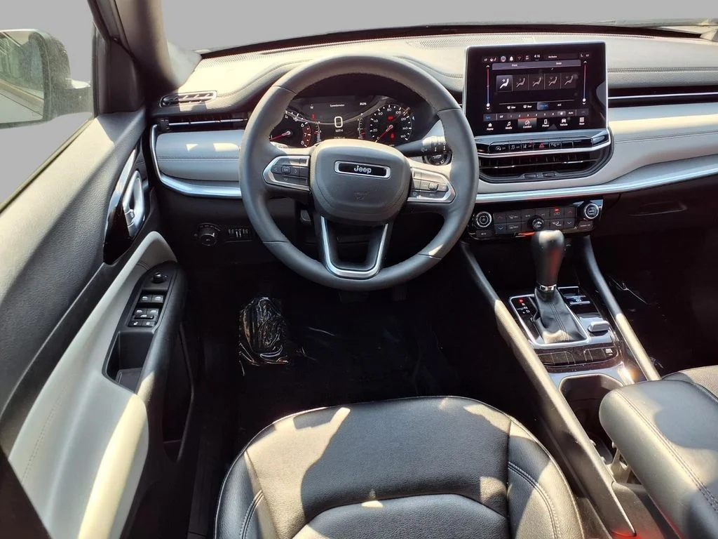 Certified Used 2025 Silver Jeep Limited image 4