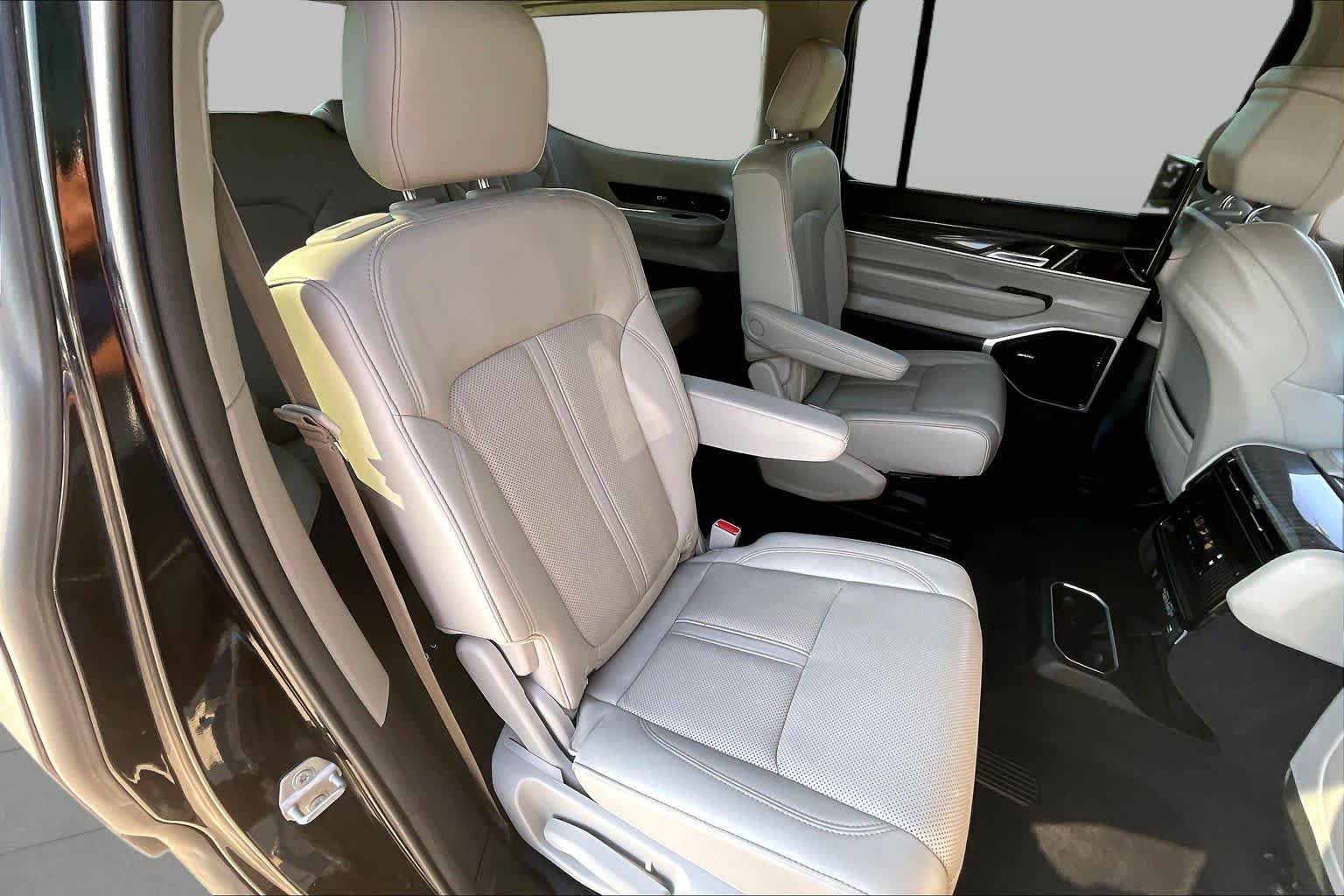 Used 2022 Diamond Black Crystal Pearlcoat Jeep Series III image 14