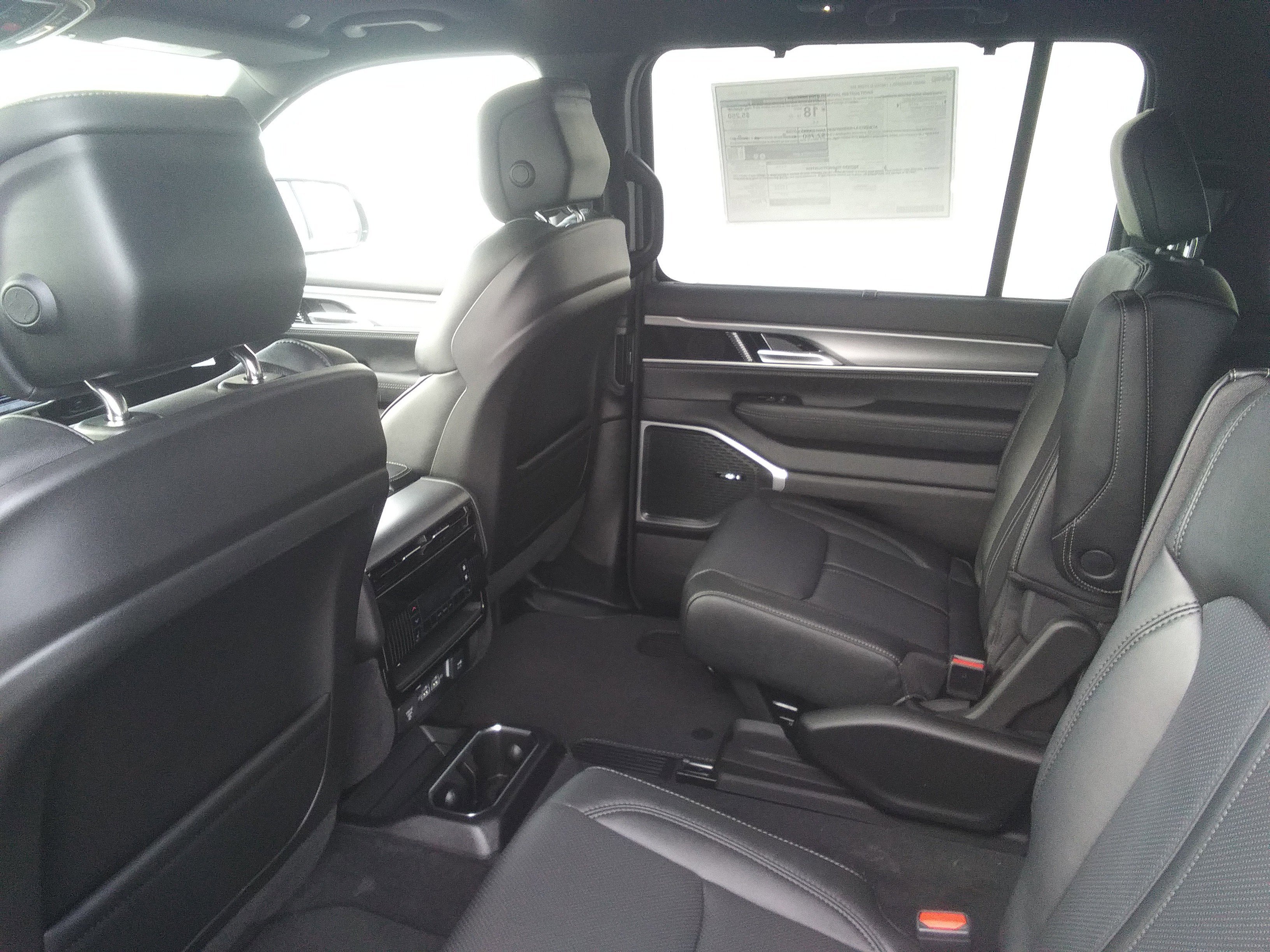 New 2026 Bright White Clear-Coat Exterior Paint Jeep Limited Altitude image 11