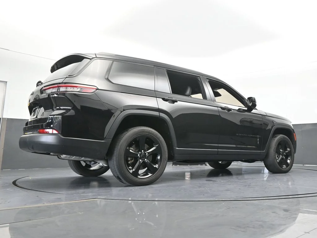 Used 2023 Diamond Black Crystal Pearlcoat Jeep Altitude image 56