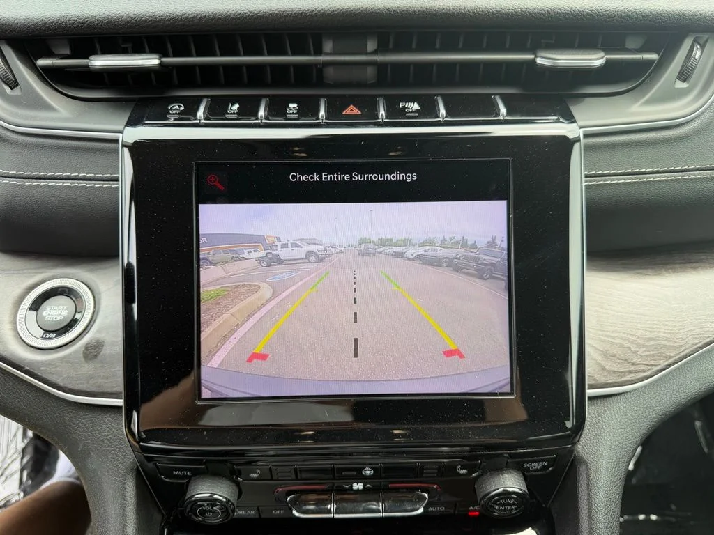 Used 2022 Diamond Black Crystal Pearlcoat Jeep Limited image 23