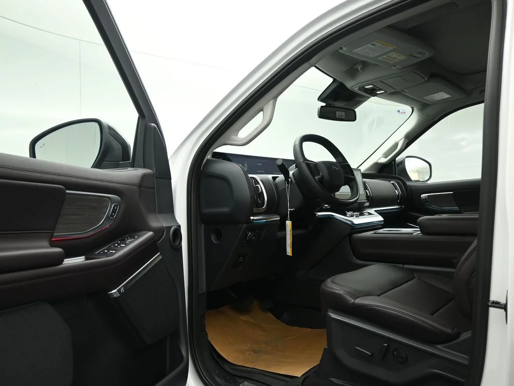 New 2025 Oxford White Ford Platinum image 8