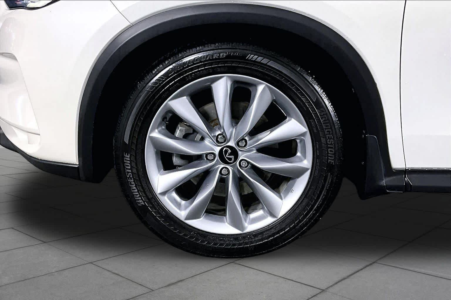 Used 2020 Majestic White INFINITI LUXE image 10