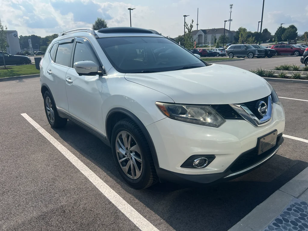 Used 2015 Pearl White Nissan SL image 1