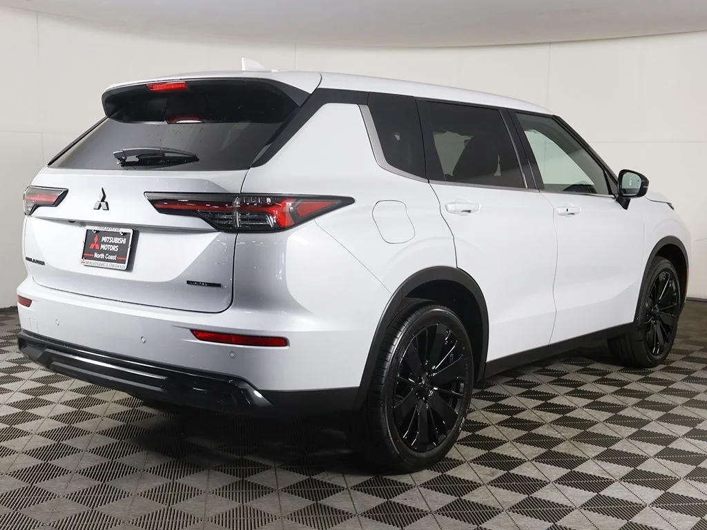 New 2026 White Mitsubishi LE 1.5T 2WD image 10