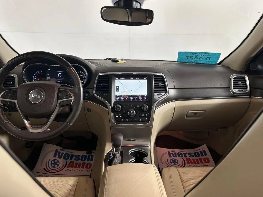 Used 2018 Diamond Black Crystal Pearlcoat Jeep Overland image 31