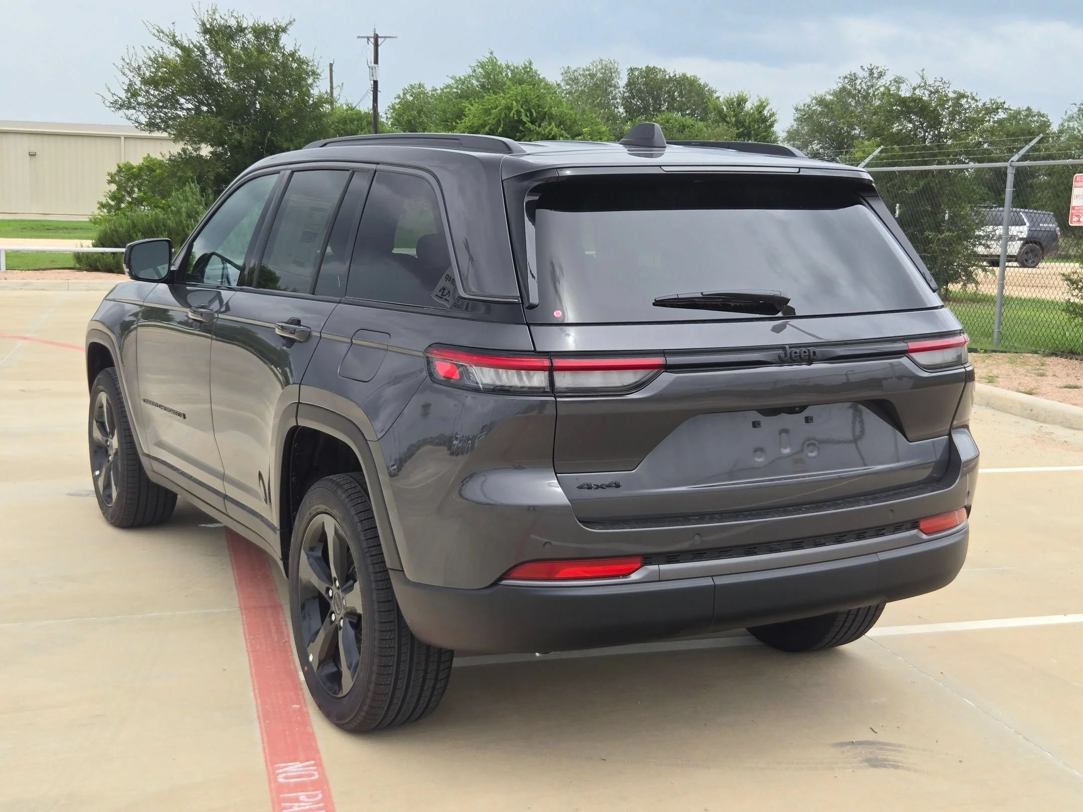 New 2026 Baltic Gray Metallic Clear-Coat Exterior Paint Jeep Limited image 5