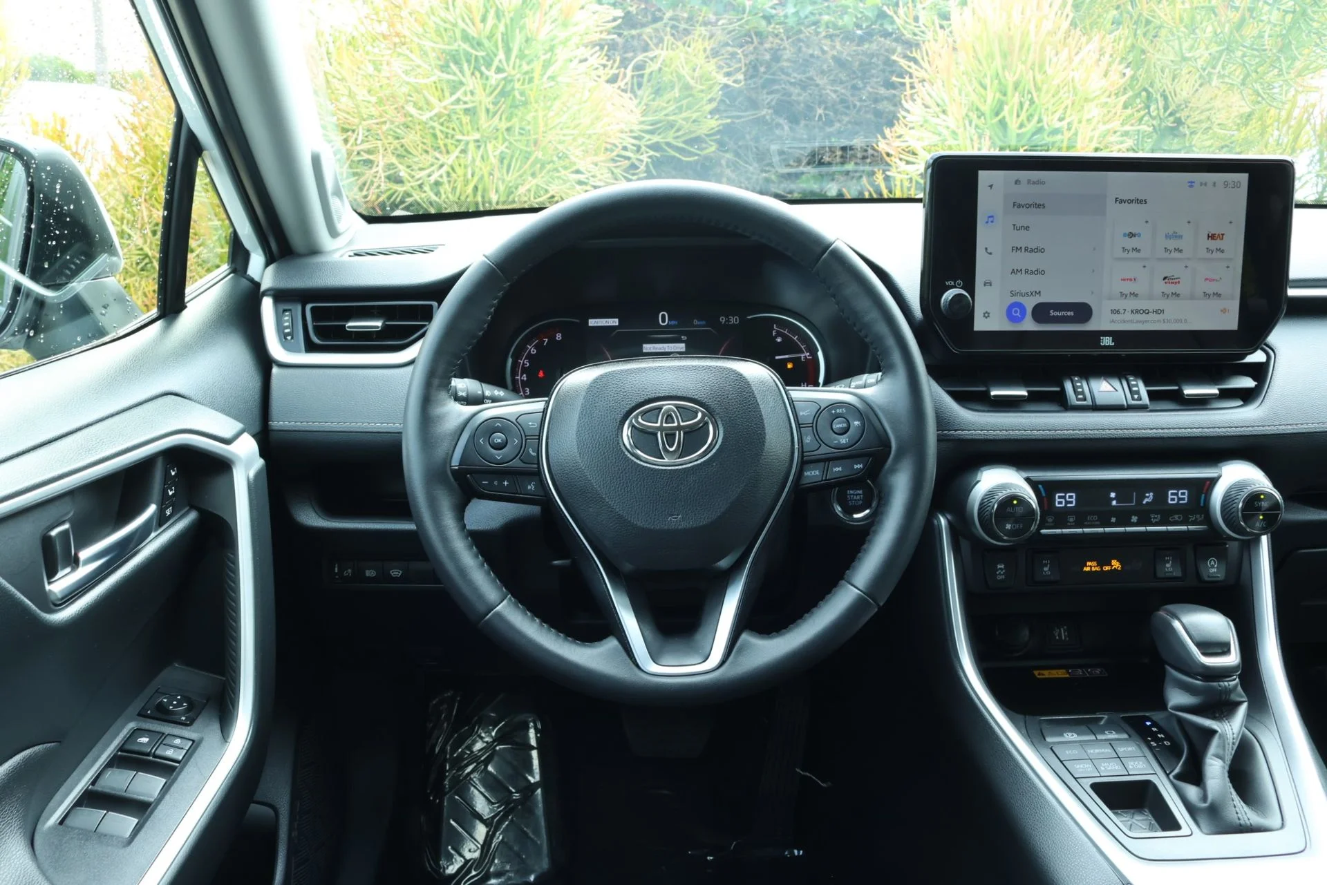 Used 2025 Beige Toyota XLE Premium image 8