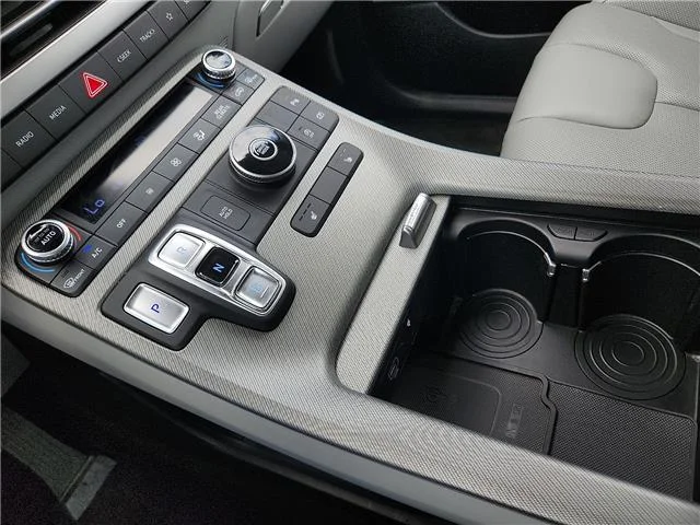 Used 2025 Silver Hyundai SEL Front-Wheel Drive image 20