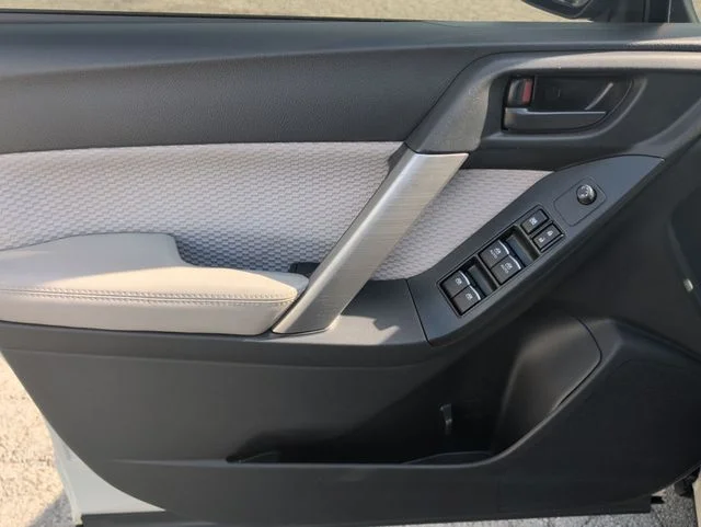 Used 2018 White Subaru 2.5i image 22