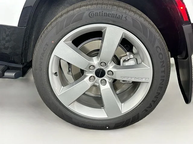 New 2026 White Land Rover X-Dynamic SE image 27