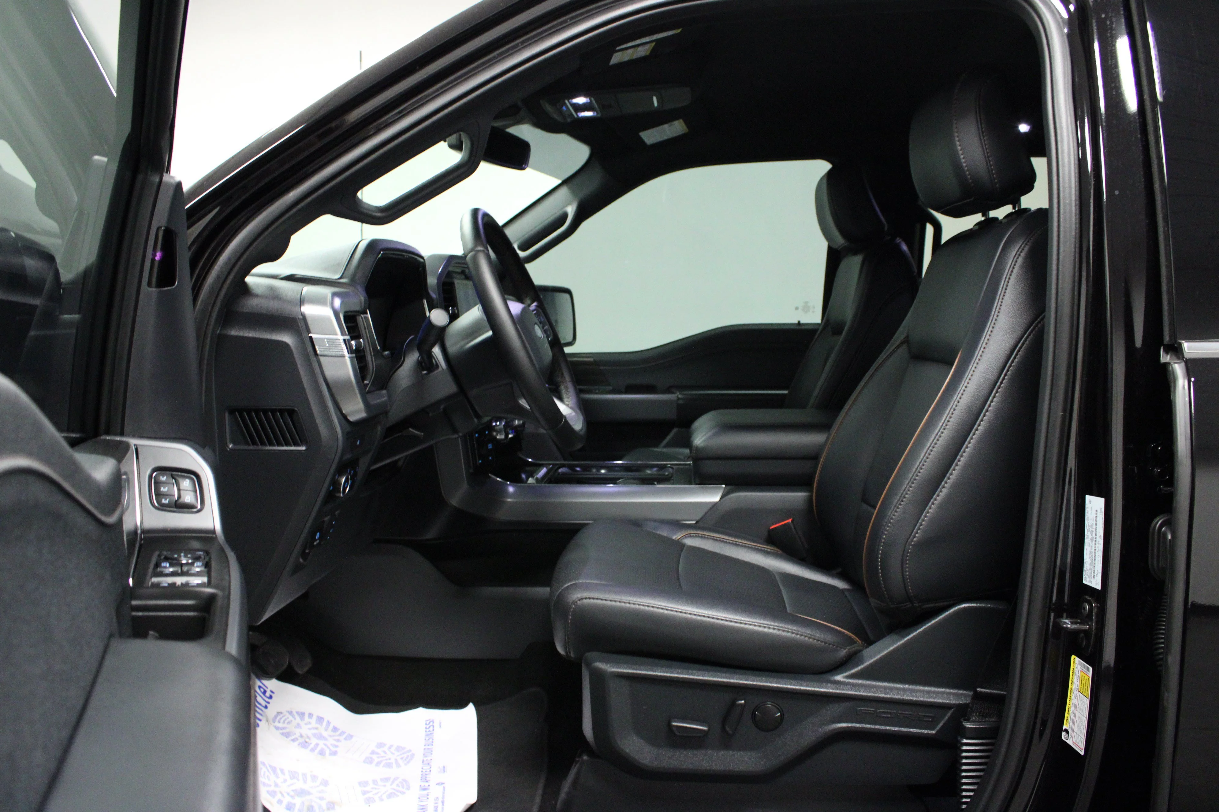 Used 2025 Agate Black Metallic Ford LARIAT image 12