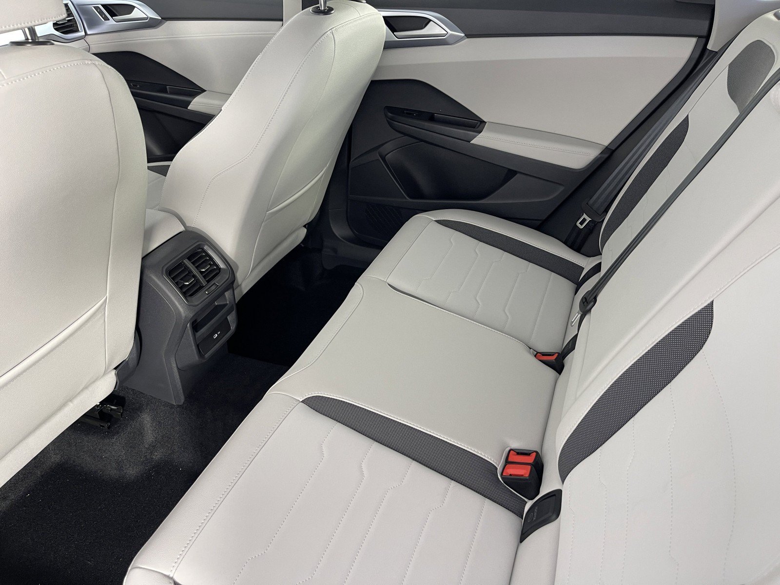 2025 Volkswagen Taos SE - Photo 32