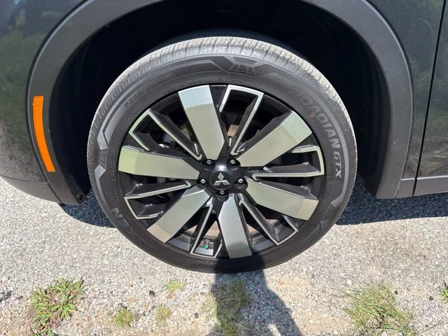 Used 2025  Mitsubishi  image 9