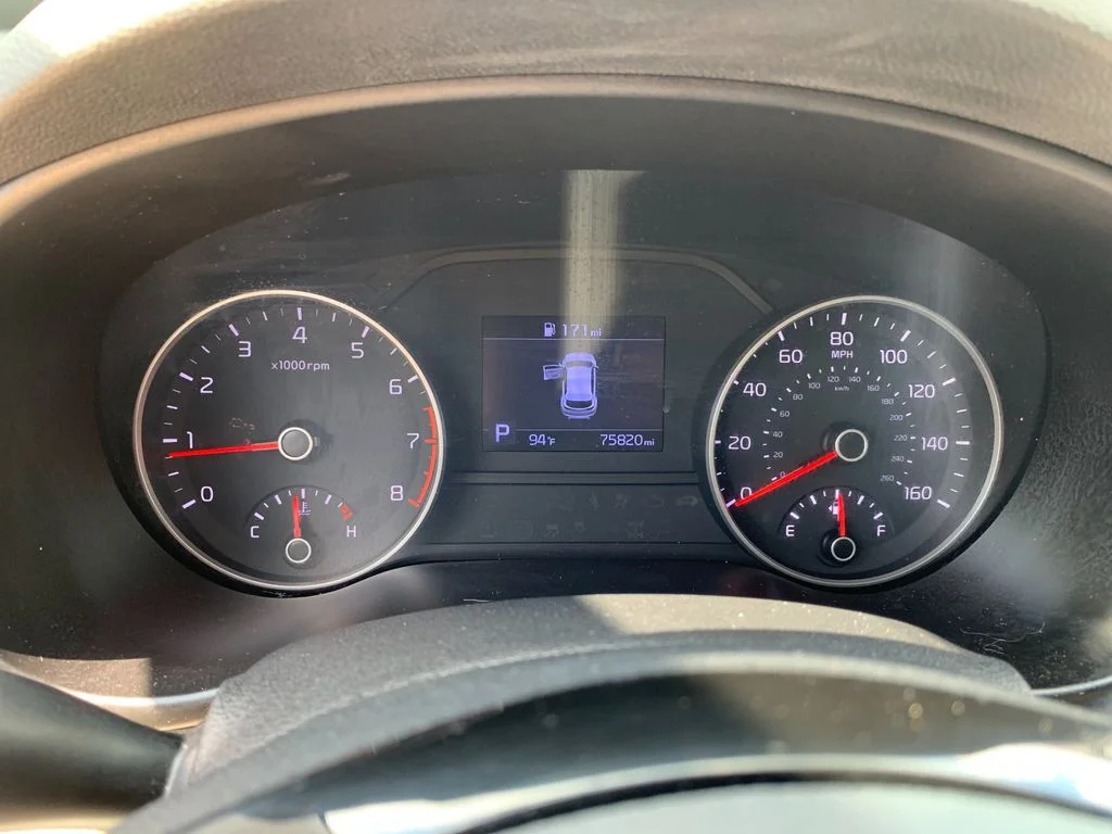 Used 2022 White Kia LX image 28