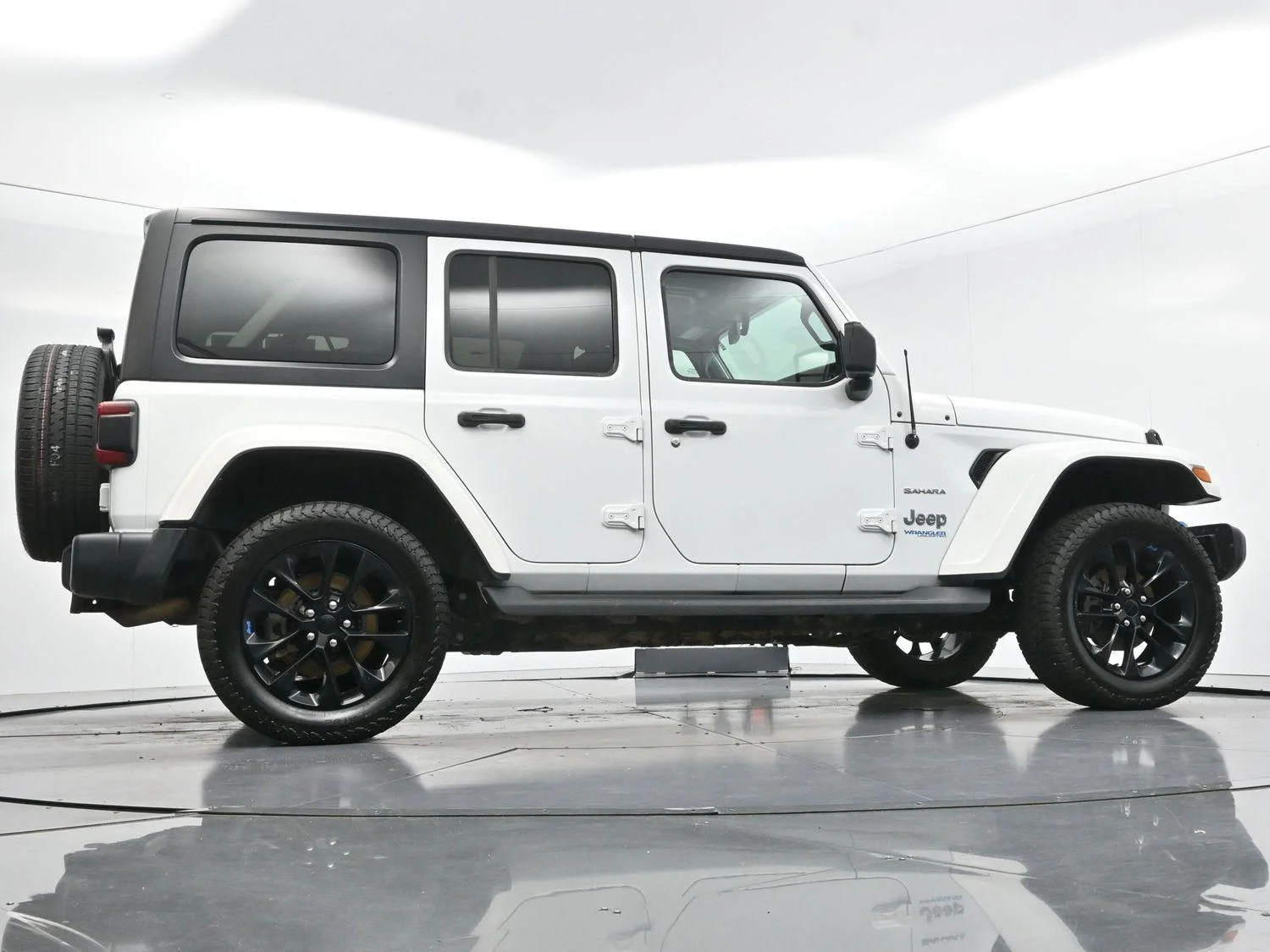 Used 2022 Bright White Clearcoat Jeep Unlimited Sahara image 53