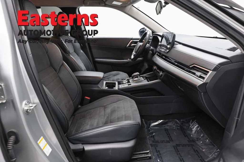 Used 2024 Silver Mitsubishi SE image 24