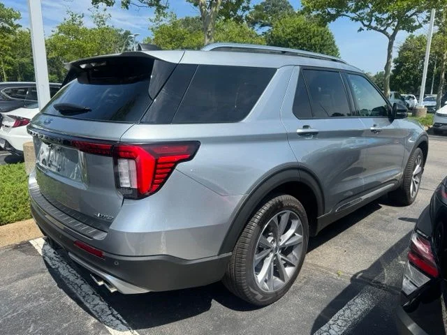 Used 2025 Silver Metallic Ford Platinum image 11
