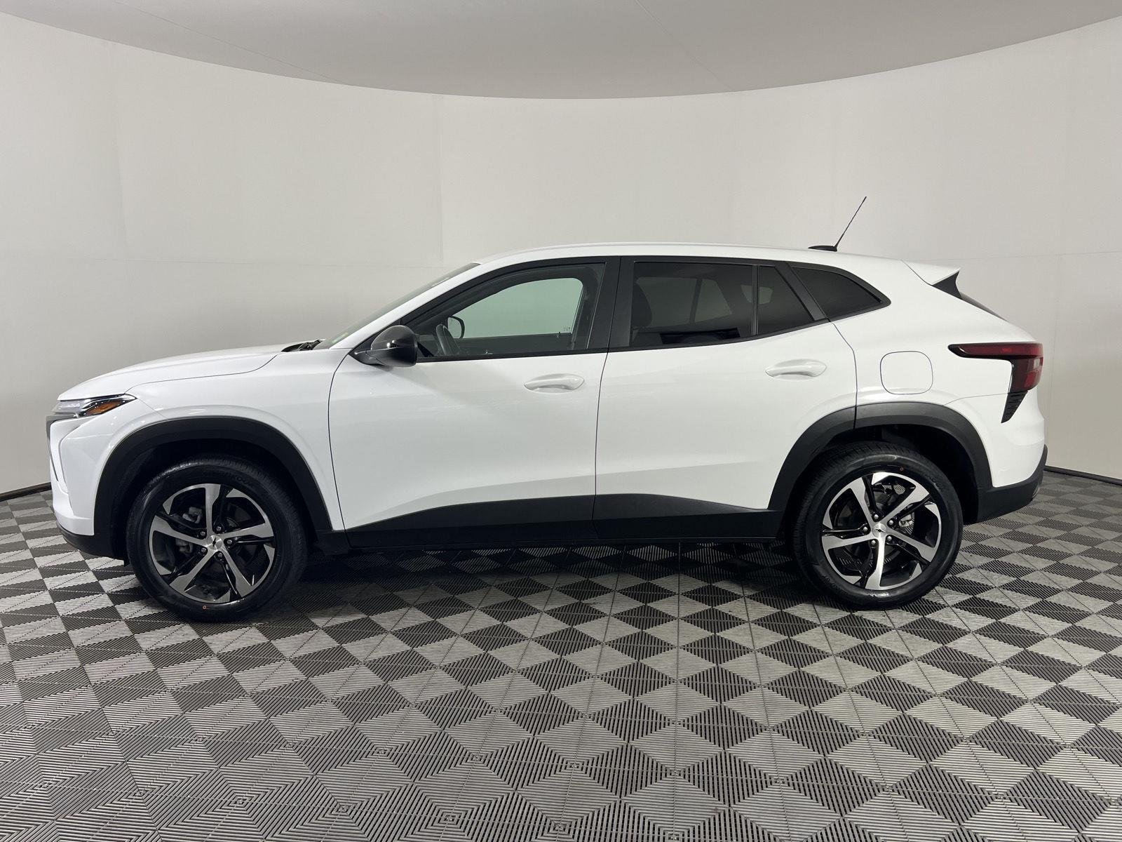 Used 2025 Summit White Chevrolet 1RS image 26