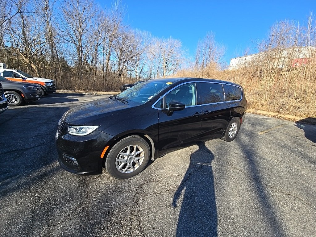 Used 2024 Chrysler Pacifica Touring L with VIN 2C4RC1BG2RR151181 for sale in Kansas City