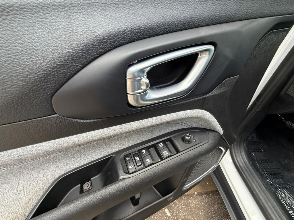 Used 2024 White Jeep Latitude image 11
