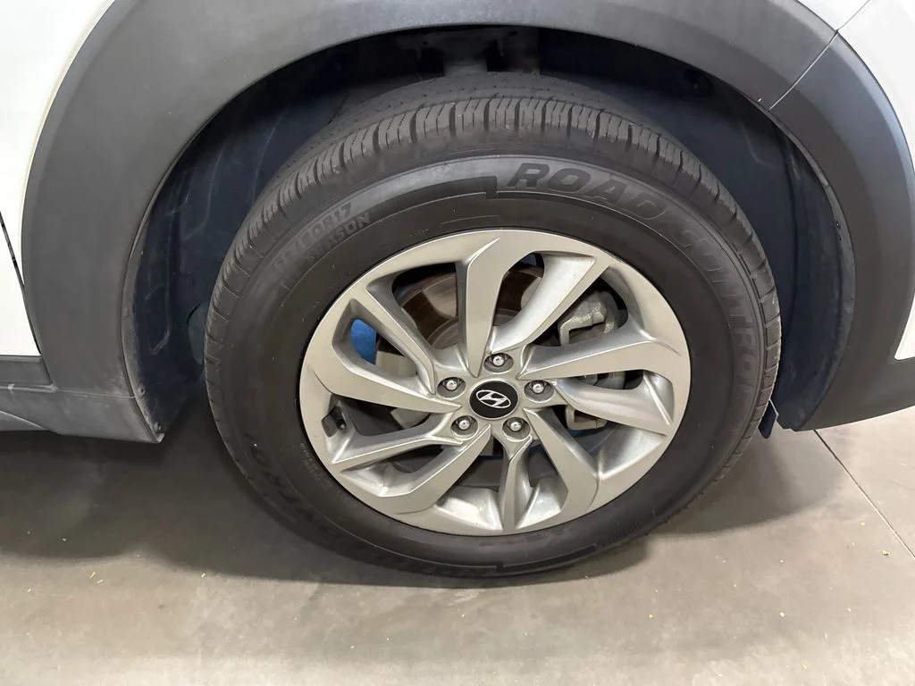 Used 2018 White Hyundai SE image 15