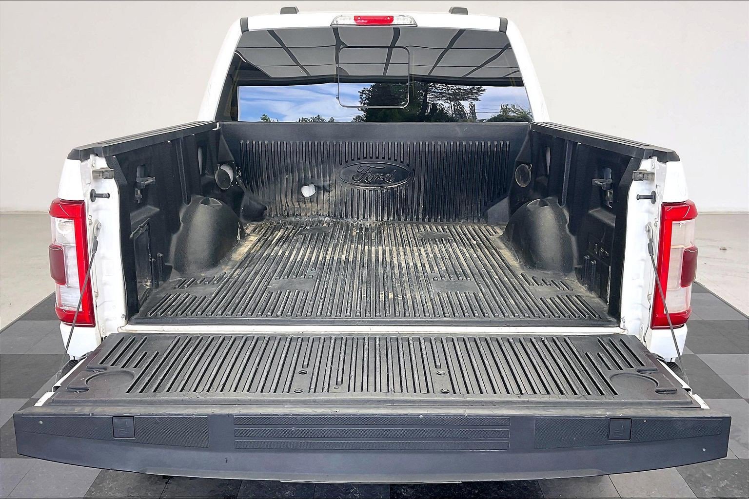 Used 2021 Oxford White Ford Lariat image 27