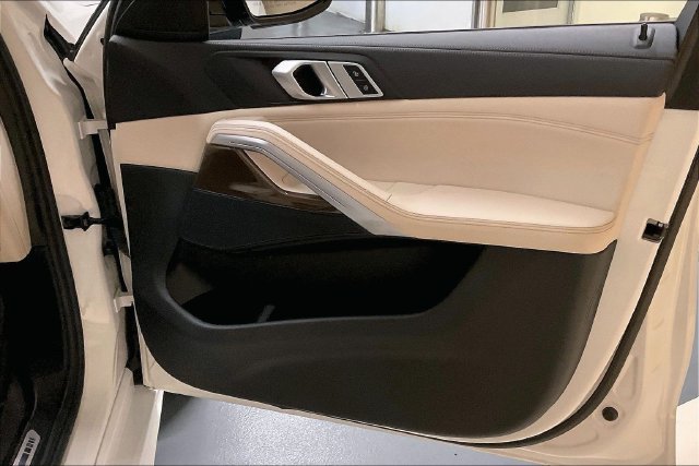 Used 2022 White BMW xDrive40i image 30