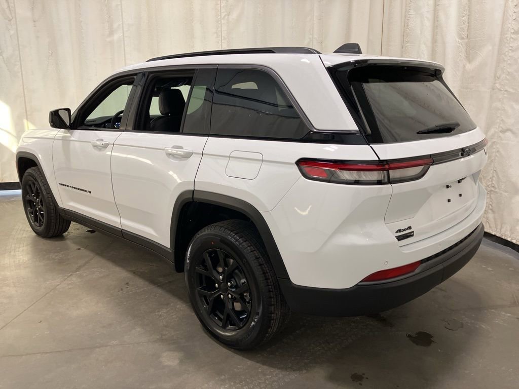 New 2026 Bright White Clear-Coat Exterior Paint Jeep Laredo Altitude image 20