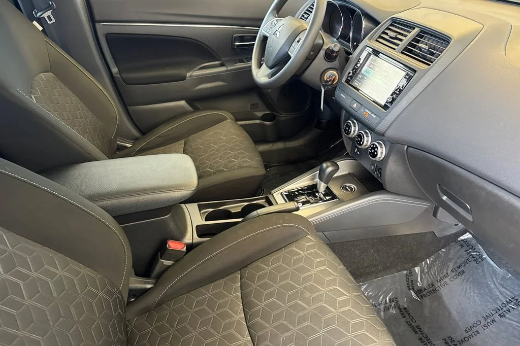Used 2025 Alloy Silver Metallic Mitsubishi 2.0 ES image 18