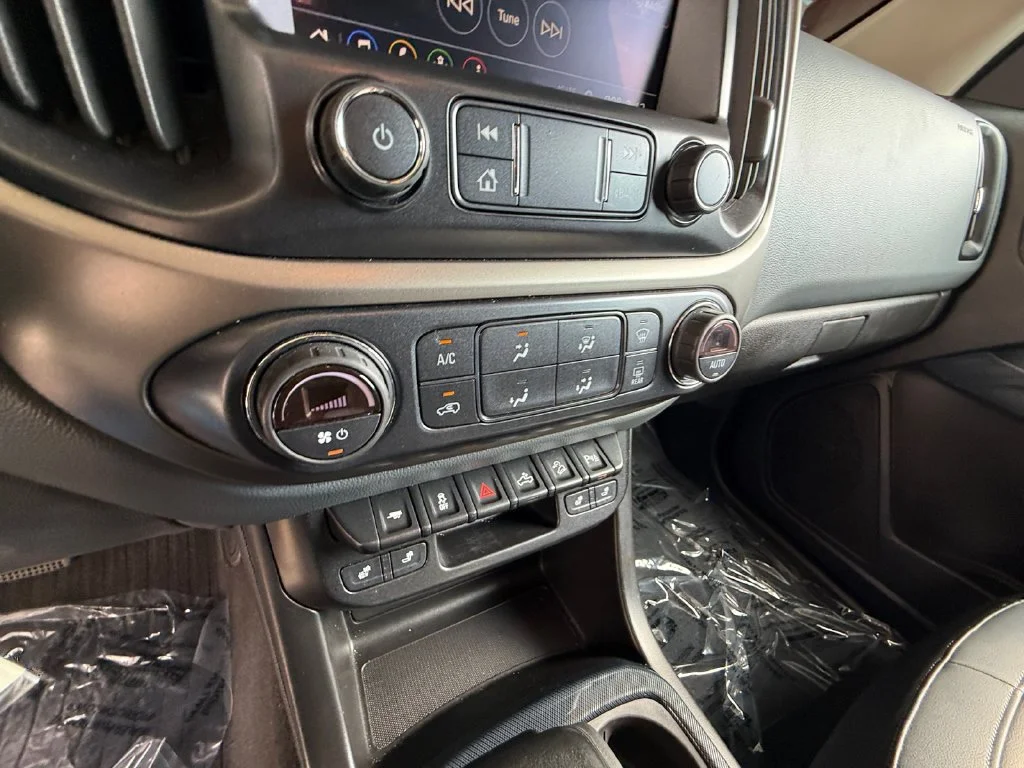 Used 2019 Black Chevrolet Z71 image 21