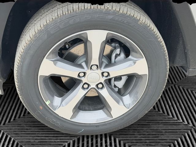 New 2026 Silver Zynith Exterior Paint Jeep Limited image 9